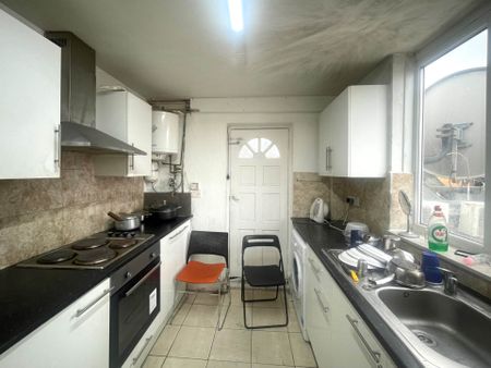 Price £2,300 pcm - Available Now - Part Furnished - Photo 4