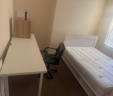 Room in a Shared House, Strawberry Road, M6 - Photo 3