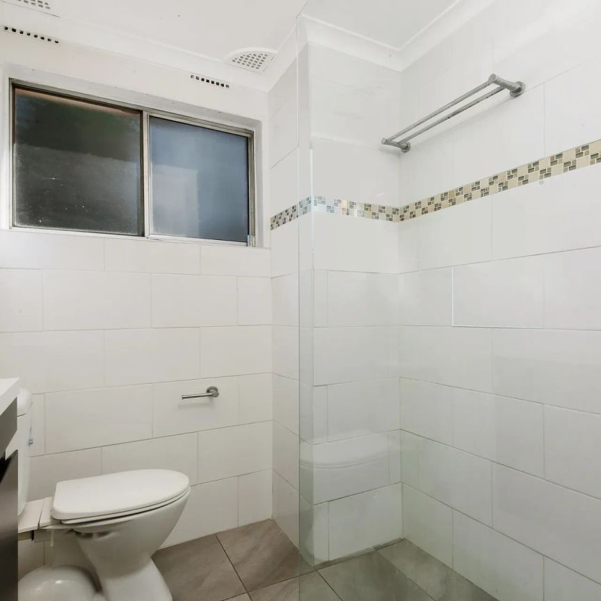 Modern 2-Bedroom Ground Floor Unit...Walk To Station - Photo 1