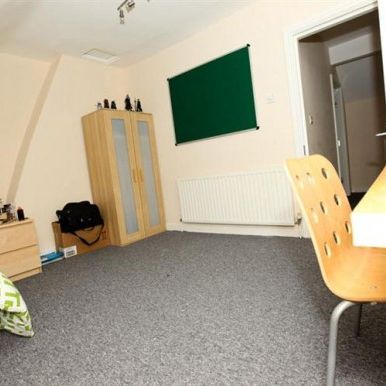 Fabulous 5 bed - ideal for Hallam or Sheffield University - Photo 1