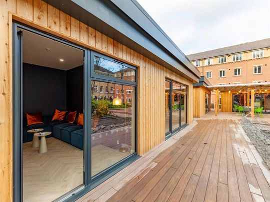 1 bedroom in a flat share to rent - Photo 1