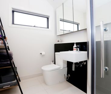Low Maintenance Delight! - Photo 2