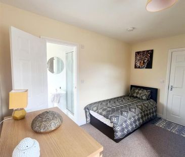 1 bedroom in a house share to rent - Photo 3