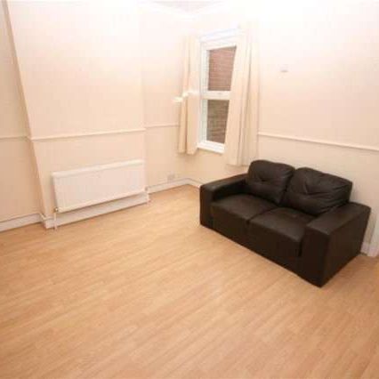 A ground floor one bedroom apartment to rent, within 1 mile of Reading's town centre. - Photo 1