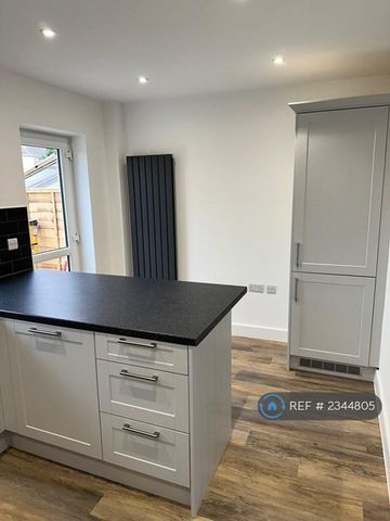 2 bedroom semi-detached house to rent - Photo 5