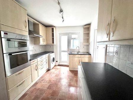 3 bedroom semi-detached house to rent - Photo 3