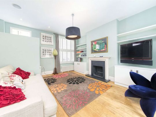 A double fronted three bedroom house with three en suite bathrooms and a roof terrace - Photo 1
