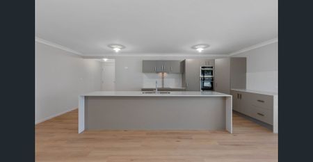 Hidden gem with two living areas, air con & solar! - Photo 3