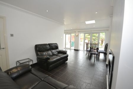 Salisbury Avenue, Styvechale, Coventry, West Midlands, CV3 5DB - Photo 3