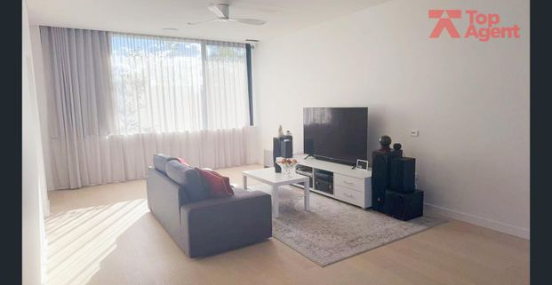 Luxury Master Bedroom for Rent in a Modern Townhouse – All Bills Included – Females Only - Photo 1