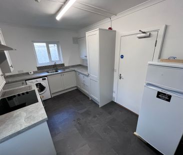 First Floor Flat, Middle Flat, Brynmill Crescent, Brynmill, Swansea... - Photo 2