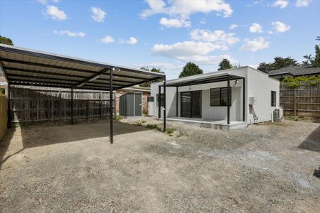 Brand New, Fully Detached, Stylish & Light-Filled Living - Photo 5