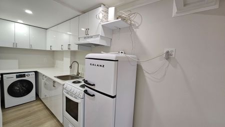 For Lease - 217 Thoms Crescent, Newmarket, Ontario - Photo 3