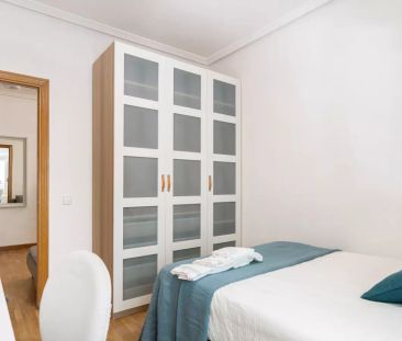 Room in a shared 5-bedroom apartment for rent in Almagro. - Photo 4