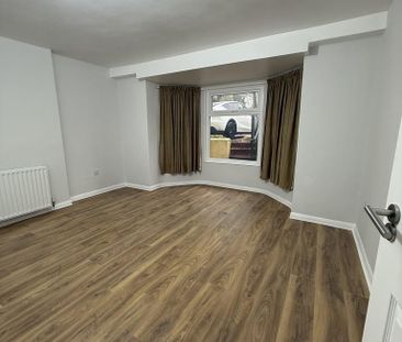 3 bedroom flat to rent - Photo 3