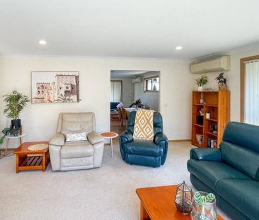 Beautiful Fully Furnished 3-Bedroom Home in Denhams Beach - Photo 4