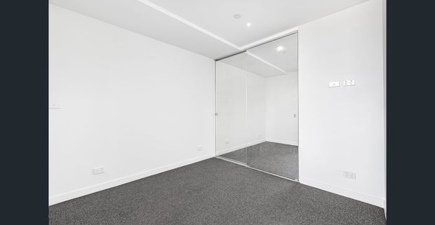 Sun Soaked and Refurbished Apartment - Photo 1