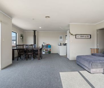 Welcome to this spacious and versatile 4-bedroom rental home. - Photo 1