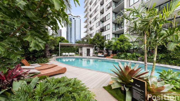 Fully Furnished Outstanding Top Floor Apartment – Exceptional Location. - Photo 1