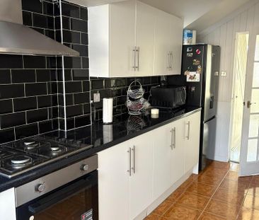 3 bedroom end of terrace house to rent - Photo 5