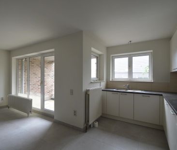 Gerenoveerd ruim appartement in Centrum v Bilzen met 3 slpk., terra... - Photo 2