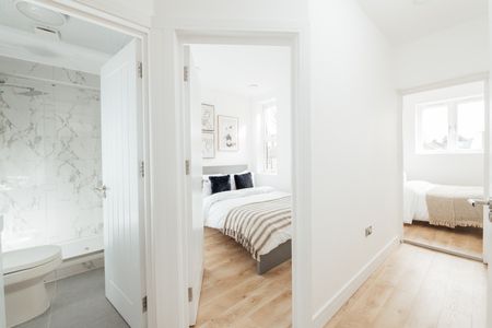 2 Bed Flat, Empress Avenue, IG1 - Photo 3