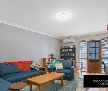 Light-Filled Renovated Apartment in a Quiet Boutique Complex - Photo 3