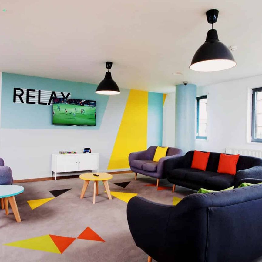 Large High Double Ensuite: Three Bed Flat - Photo 1