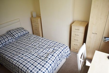 5 bedroom semi-detached house to rent - Photo 3