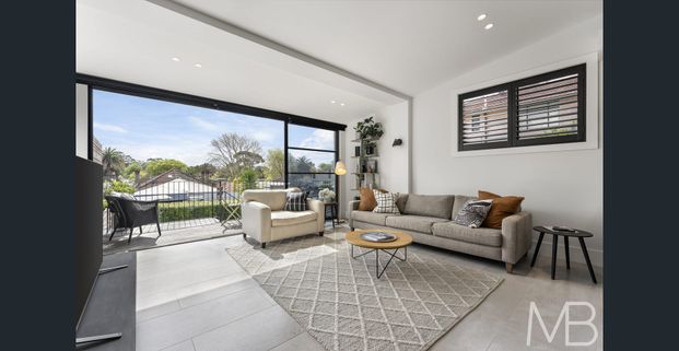 LUXURIOUS SEMI-DETACHED HAVEN - Photo 1