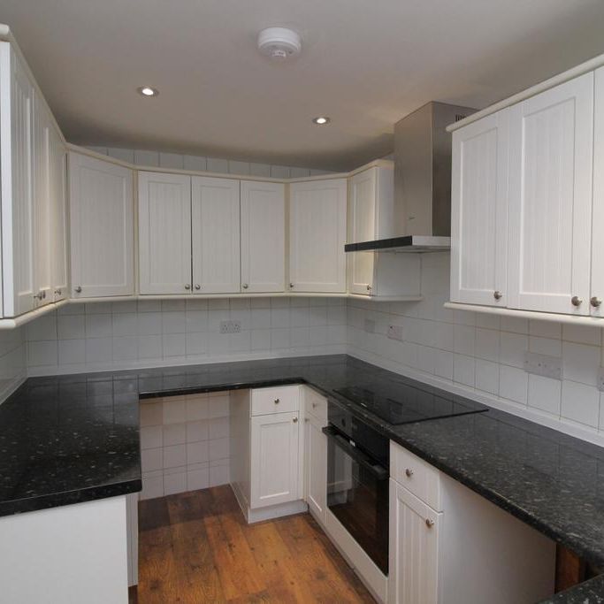 4 bedroom semi-detached house to rent - Photo 1