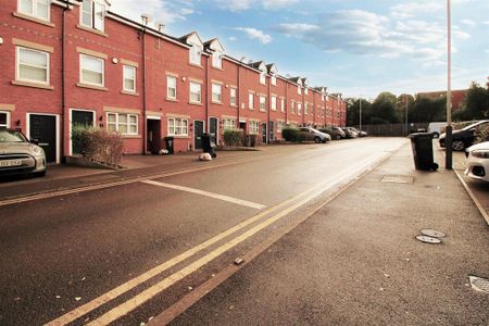 4 bedroom terraced house to rent - Photo 5