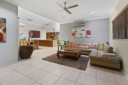 Picturesque Palm Cove Family Home - Photo 5