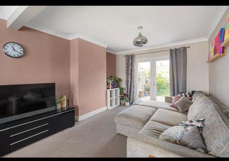 3 bedroom end of terrace house to rent - Photo 2