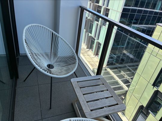 Step out to Victoria Park and the Viaduct. - Photo 1