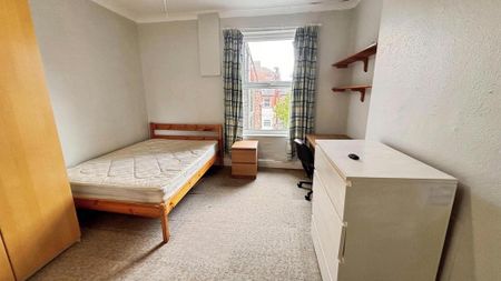 1 bedroom in a house share to rent - Photo 2