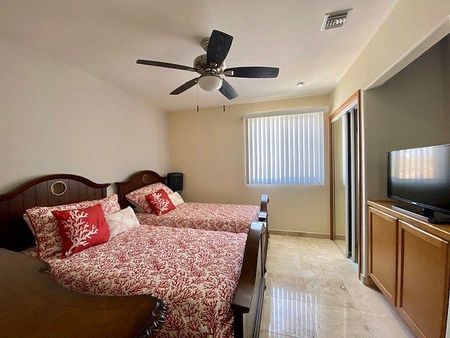 Large Corner Beach Front Condo - Photo 5