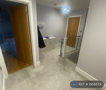 1 bedroom in a flat share to rent - Photo 2