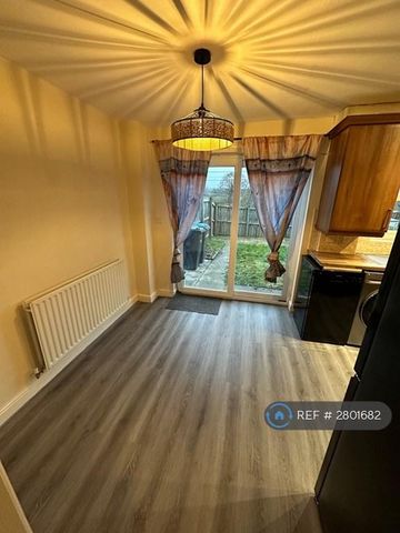 3 bedroom end of terrace house to rent - Photo 5