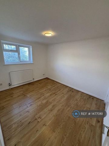 4 bedroom semi-detached house to rent - Photo 5