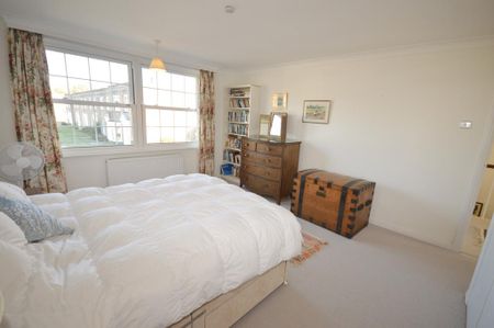 4 bedroom end of terrace house to rent - Photo 5