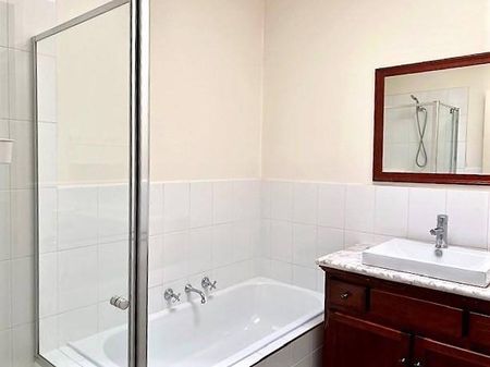 LIGHT AND BRIGHT | GREAT LOCATION | TWO BEDROOM + STUDY - Photo 5