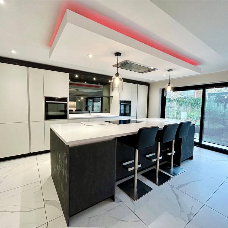 5 bedroom detached house to rent - Photo 1