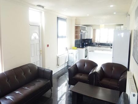 7 bedroom end of terrace house to rent - Photo 2