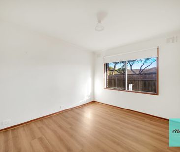 Spacious Family Home: a short stroll to Shopping Center. - Photo 6