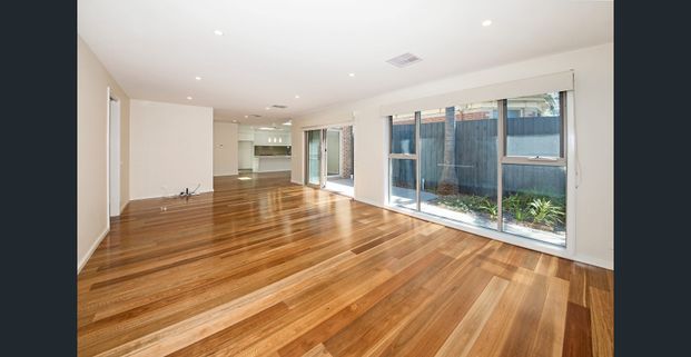 MODERN TOWNHOUSE IN THE HEART OF BEAUMARIS - Photo 1