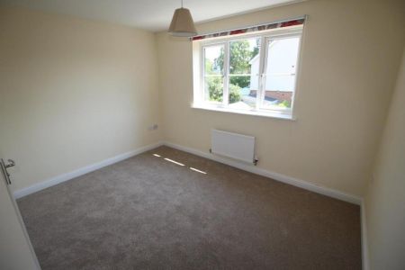 Union Street, Farnborough, Hampshire, GU14 - Photo 2