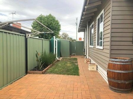 PERFECT FAMILY HOME IN CENTRE OF TOWN - Photo 5