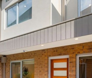 Modern Townhouse Living in a Prime Preston Location - Photo 1