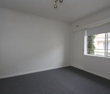 LARGE & BRIGHT ONE BEDDER - Photo 4